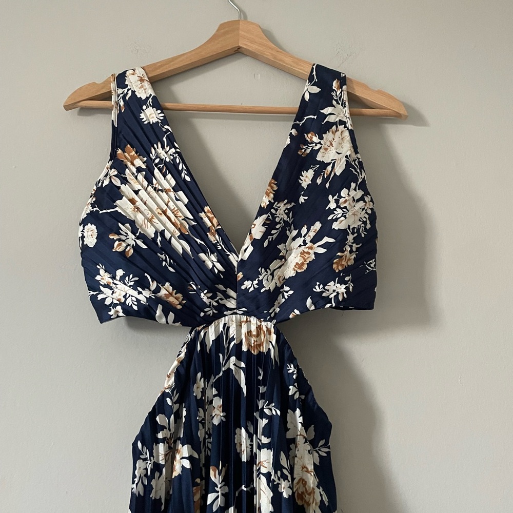 Abercrombie Navy Floral Pleated Midi Dress - Picture 3 of 4